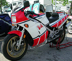 1985 RZ500 with our decal and stripe kit installed
